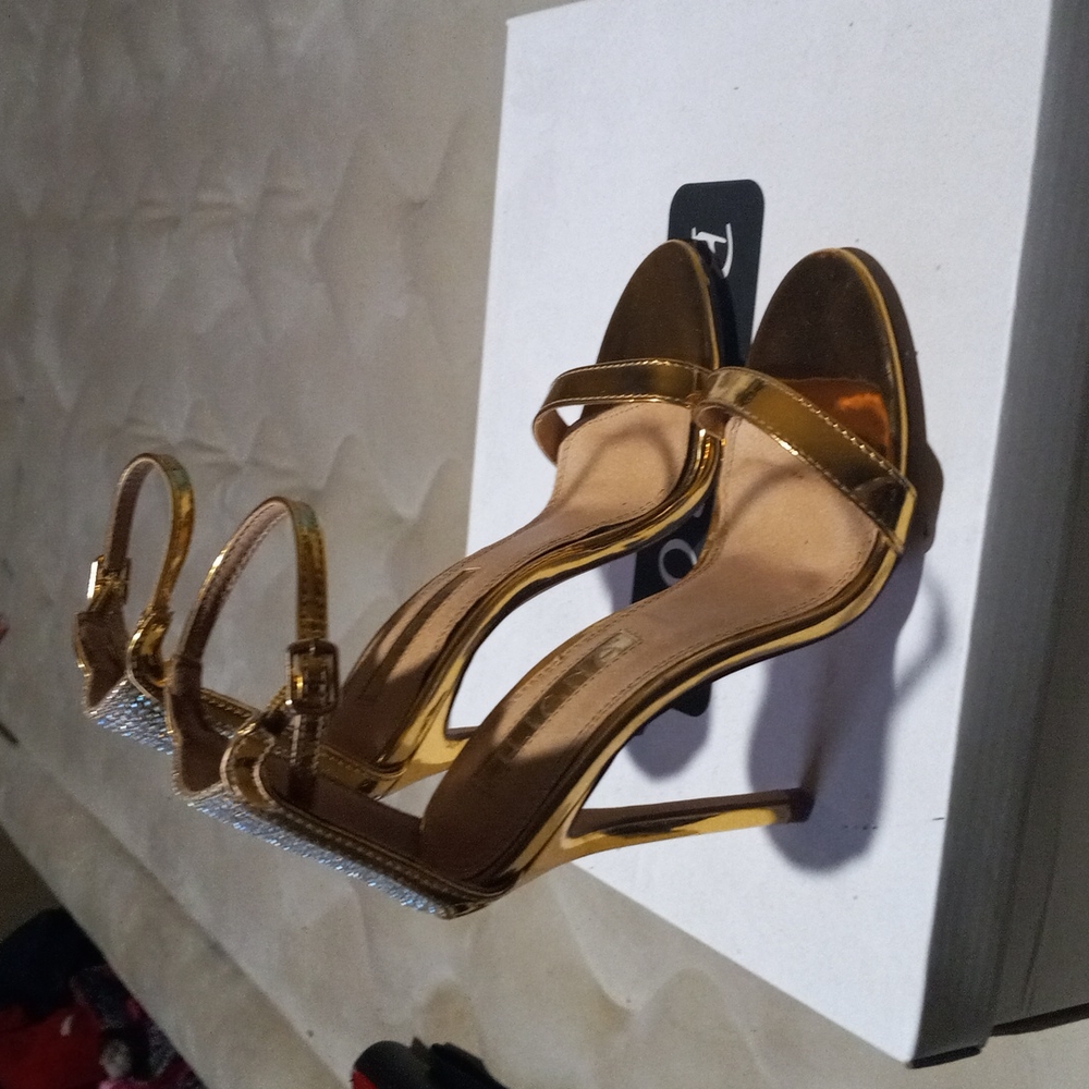 Shoes. - Picture 2 of 4